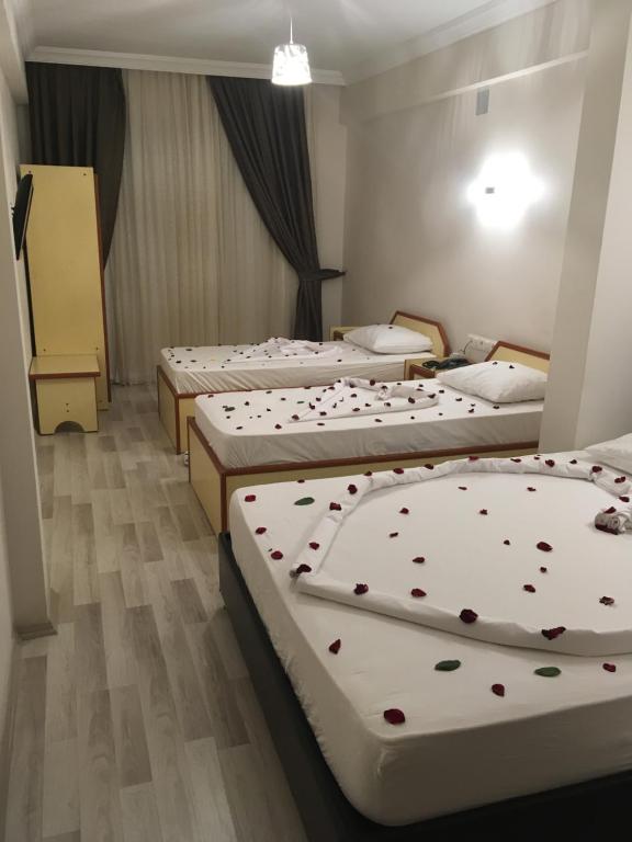 فندق دوستلار في مرسين: غرفه فيها اربع اسره بقلوب عليهم