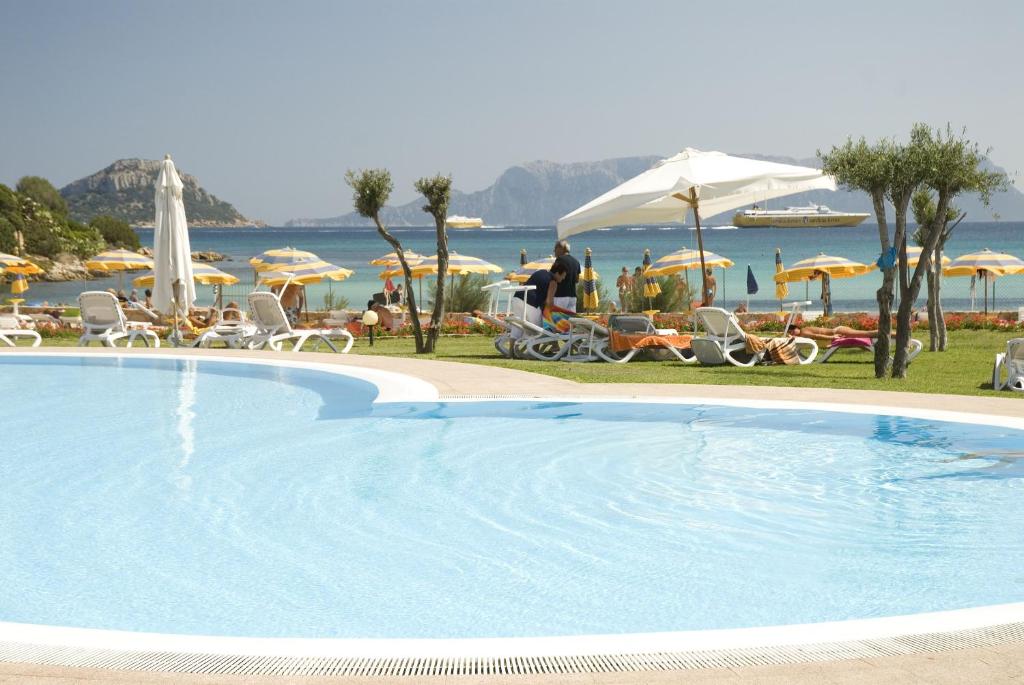 Basen w obiekcie Hotel Resort & Spa Baia Caddinas lub w pobliżu