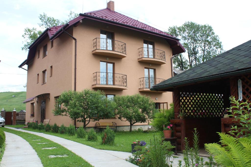uma casa grande com varandas ao lado em Sukhoviia em Yasinia