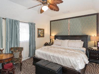 1 dormitorio con 1 cama y ventilador de techo en Old City House Inn and Restaurant en Saint Augustine