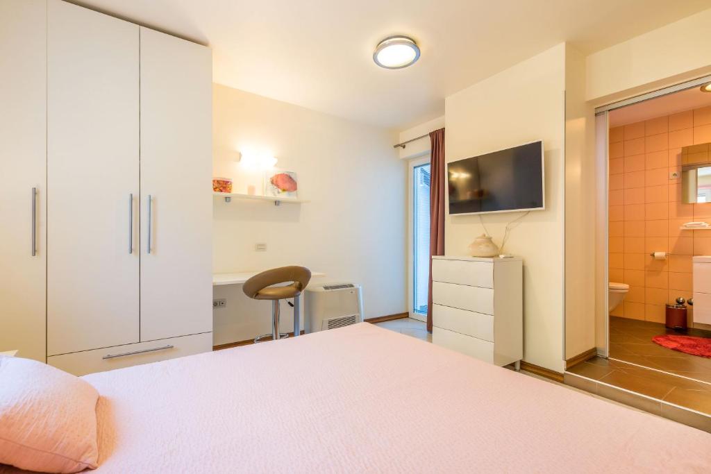 Televízia a/alebo spoločenská miestnosť v ubytovaní Luxury penthouse Prestige near the sea