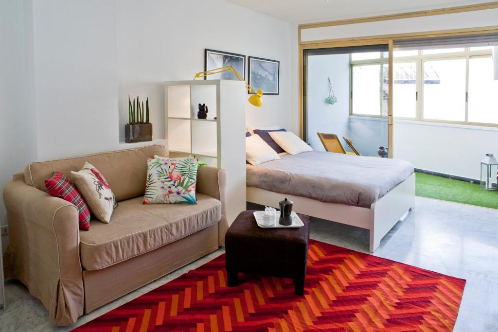 a living room with a couch and a bed at Apartamento en Santa Cruz in Santa Cruz de Tenerife