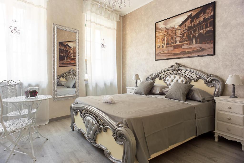 um quarto com uma cama grande e uma mesa em Residenza Elisabetta em Verona