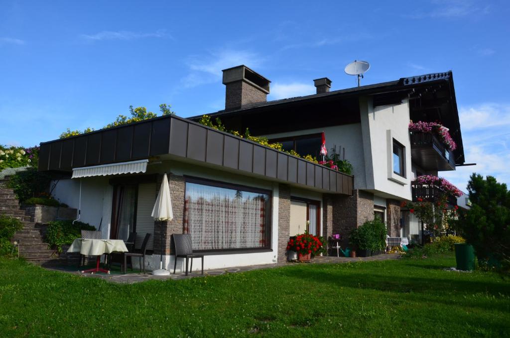 ein Gebäude mit einem Tisch davor in der Unterkunft Ferienwohnung Gästehaus Inge in Zlan