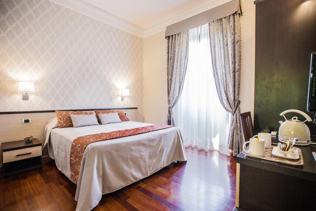 ローマにあるDomus Palatinaのベッドルーム1室(ベッド1台、大きな窓付)