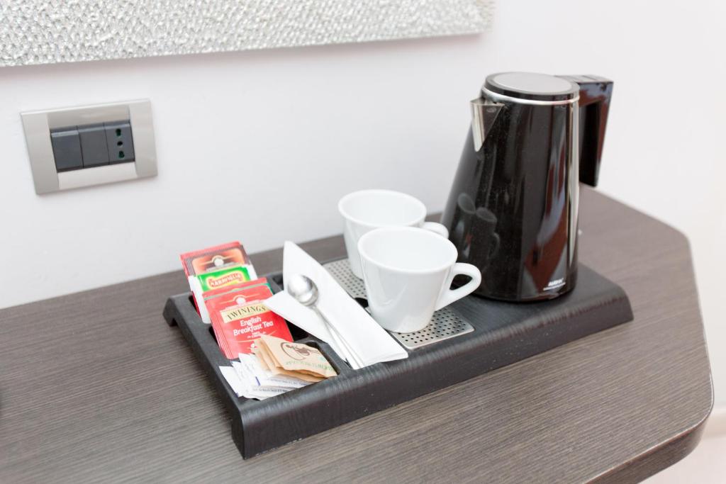 Příslušenství pro přípravu čaje a kávy v ubytování Hotel Piacenza