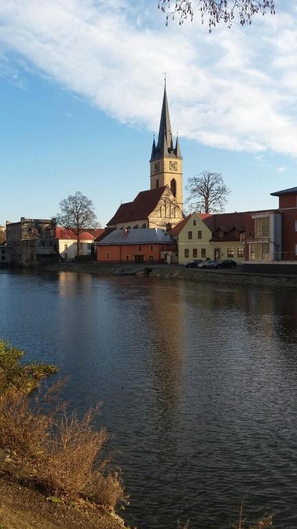 Výhled na řeku, která protéká v blízkosti prázdninového domu