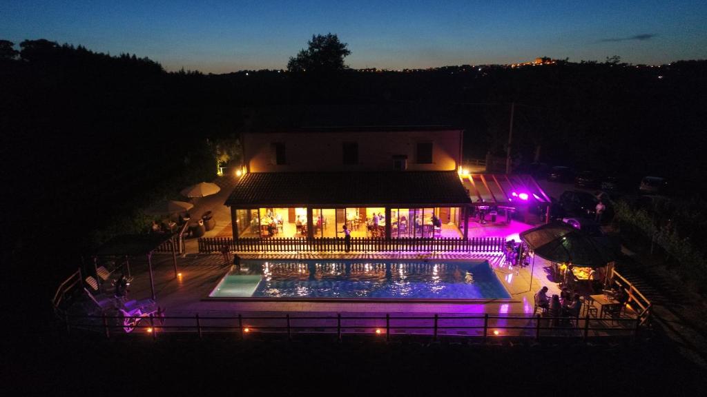 Basen w obiekcie Villa le Vigne lub w pobliżu