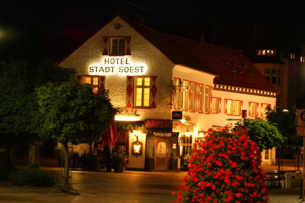 a hotel with a christmas tree in front of a building at Hotel Stadt Soest in Soest