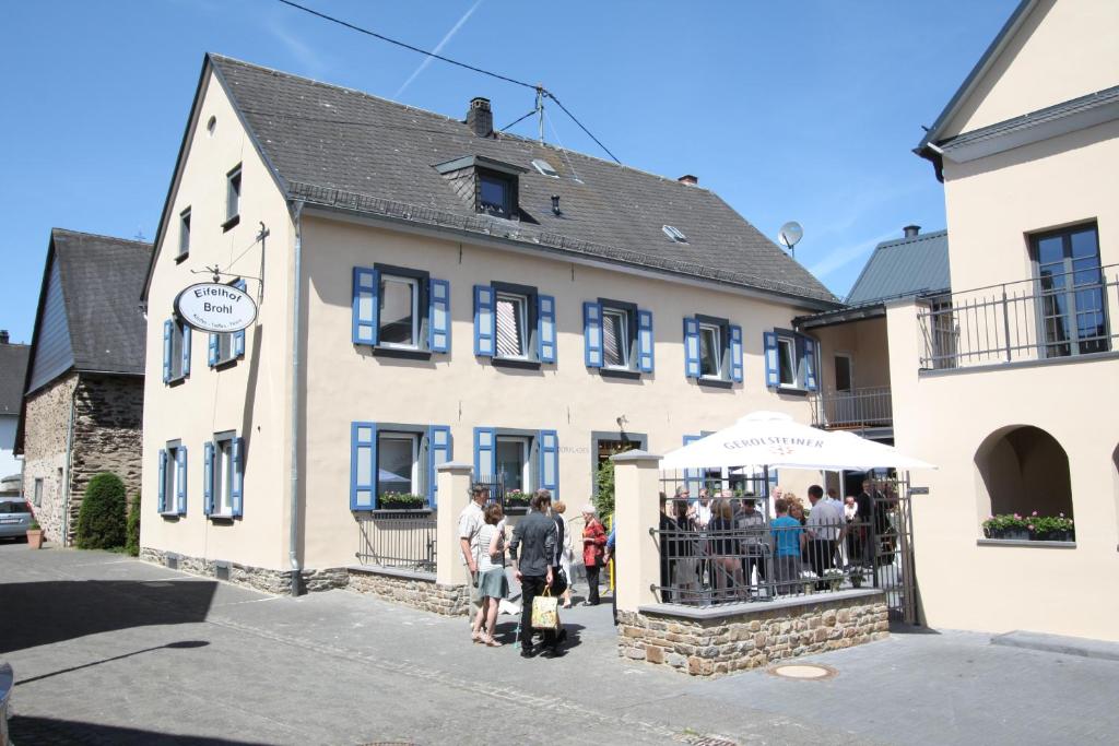 un groupe de personnes debout à l'extérieur d'un bâtiment dans l'établissement Eifelhof Brohl, à Brohl