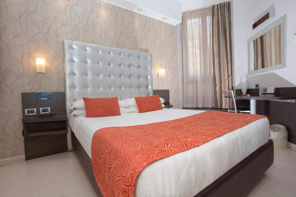 Postel nebo postele na pokoji v ubytování Hotel Piacenza