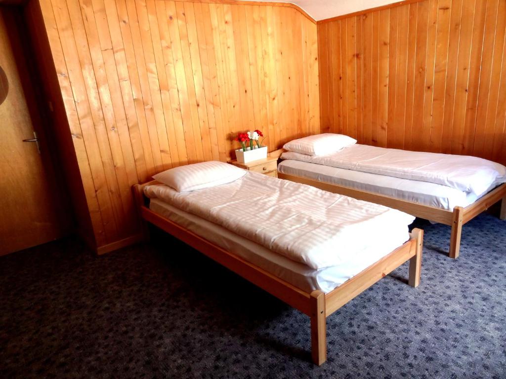 Postel nebo postele na pokoji v ubytování BASE Cafe