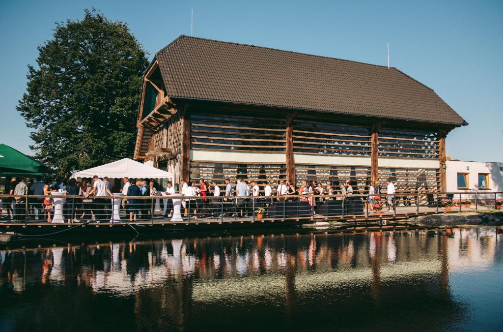 Výhled na řeku, která protéká v blízkosti apartmánu