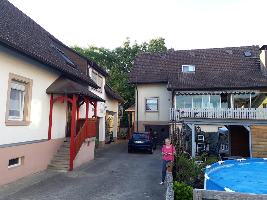 uma menina a andar numa rua ao lado de uma casa em Fa Haack em Neuried