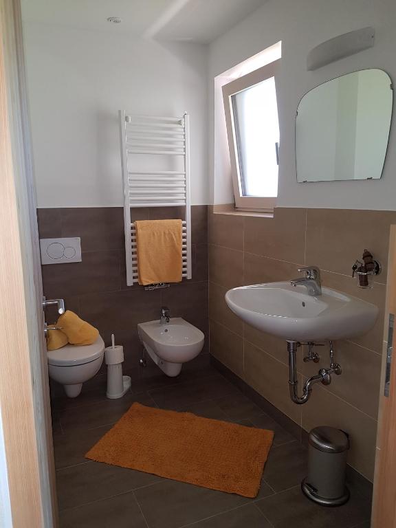 A bathroom at Gasthaus St. Valentin