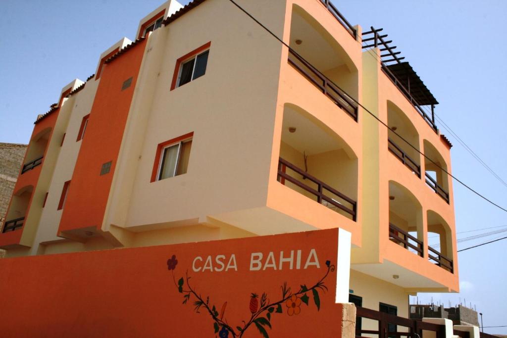 um edifício com um sinal em frente em Casa Bahia 7 em Santa Maria