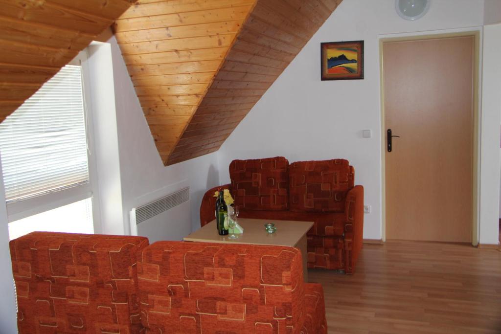 un soggiorno con 2 sedie e un tavolo di Penzión BREJK a Liptovské Sliače