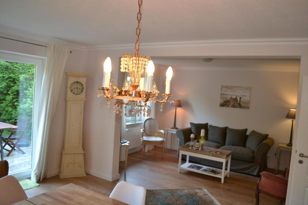 sala de estar con sofá y lámpara de araña en Hyggehus, en Humptrup