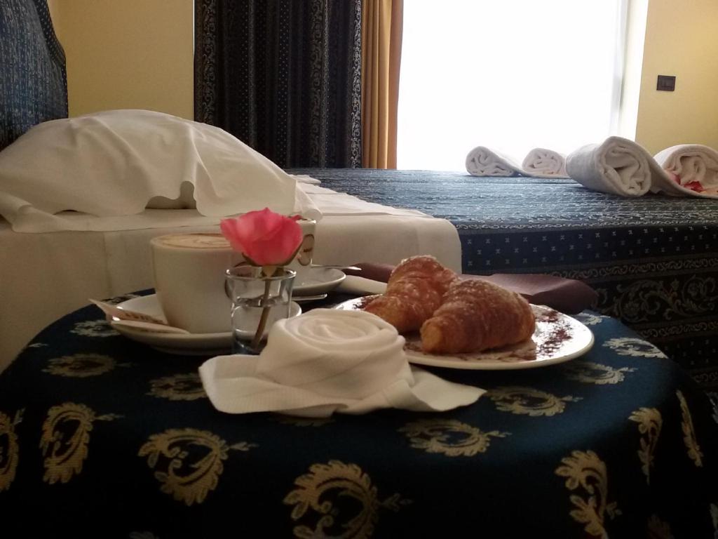 Postel nebo postele na pokoji v ubytování Yachting Hotel Mistral