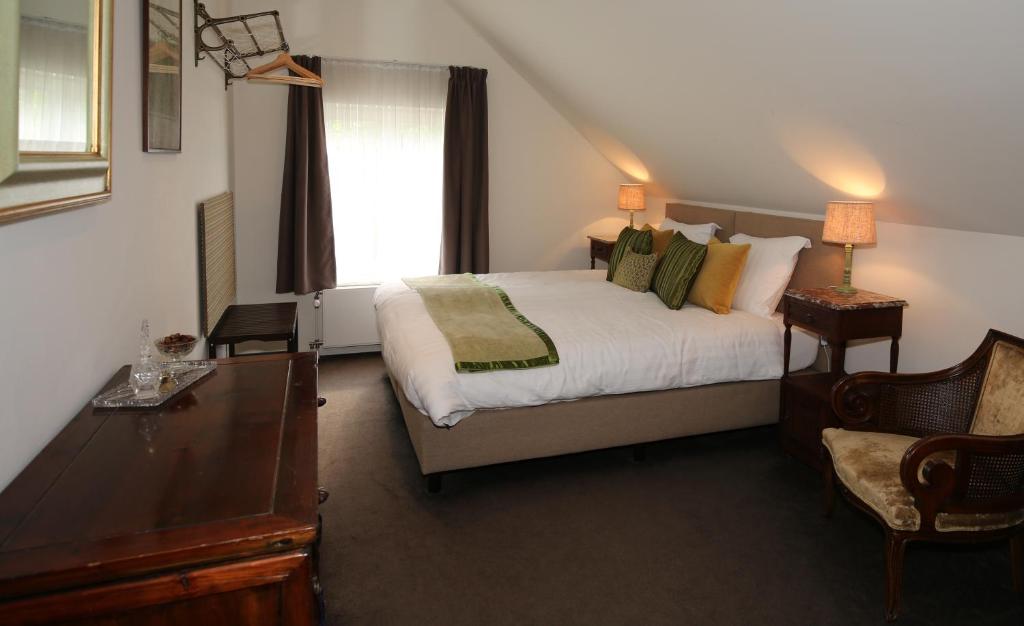 een hotelkamer met een bed en een raam bij Walnut Lodge Bed & Breakfast in Noorbeek