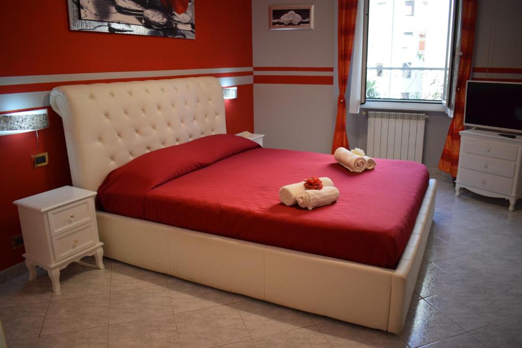 un dormitorio con una cama con dos animales de peluche en I Petali Guest House en Roma