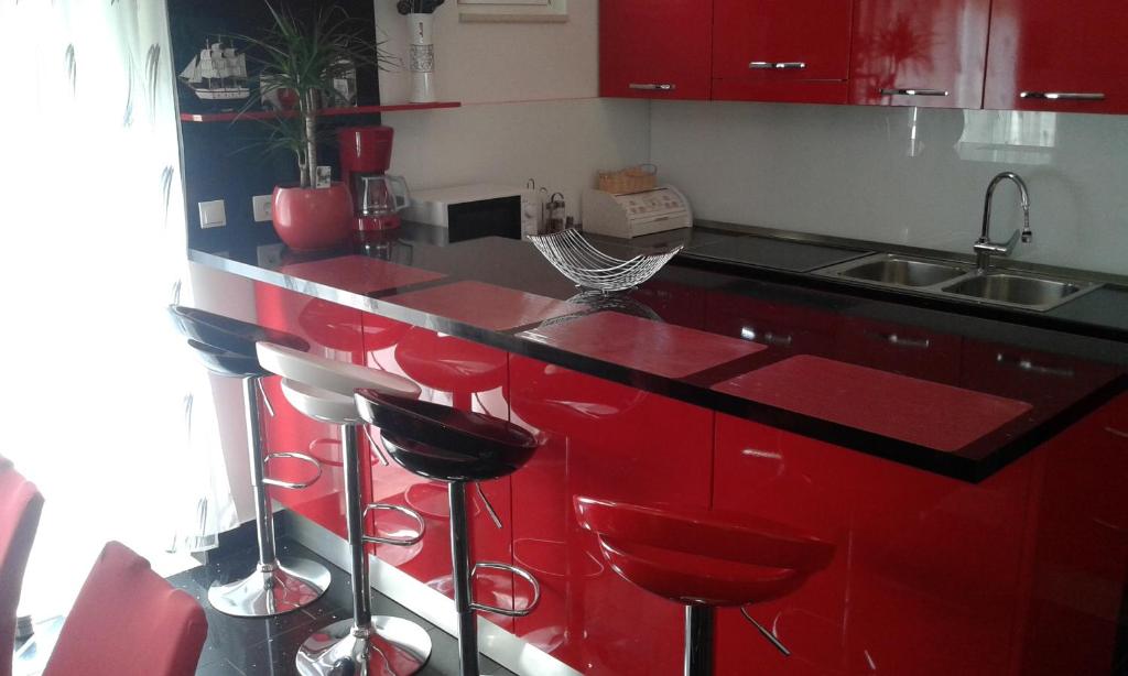 Kuchyň nebo kuchyňský kout v ubytování Apartmani Jukic