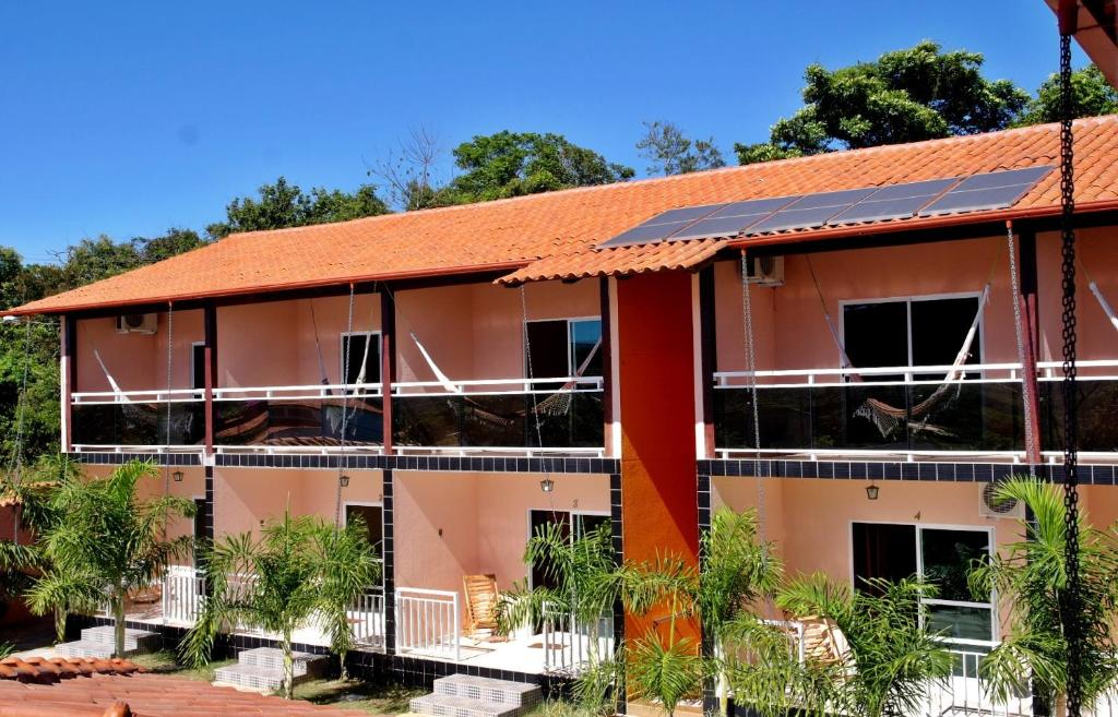 un edificio con techo rojo con paneles solares en Pousada Suprema, en Pirenópolis