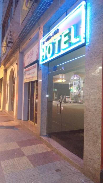Un cartel de hotel en el lateral de un edificio en Podium Hotel, en São Caetano do Sul