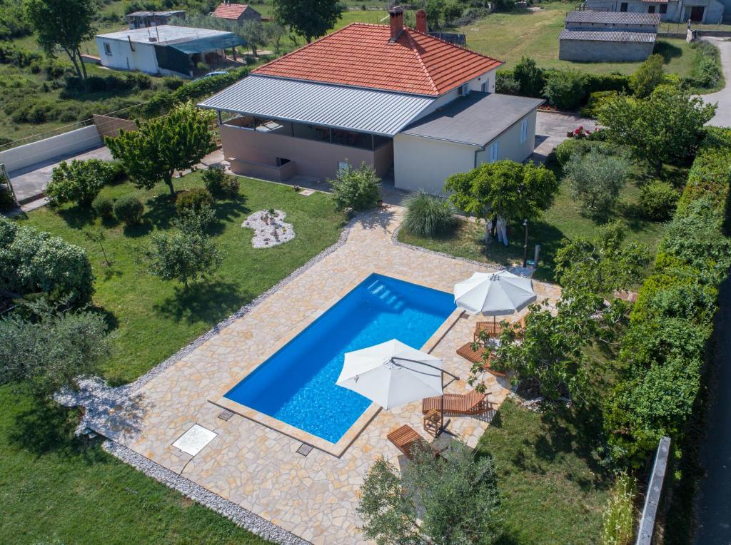 an aerial view of a house with a swimming pool at Apartment Tina in Briševo