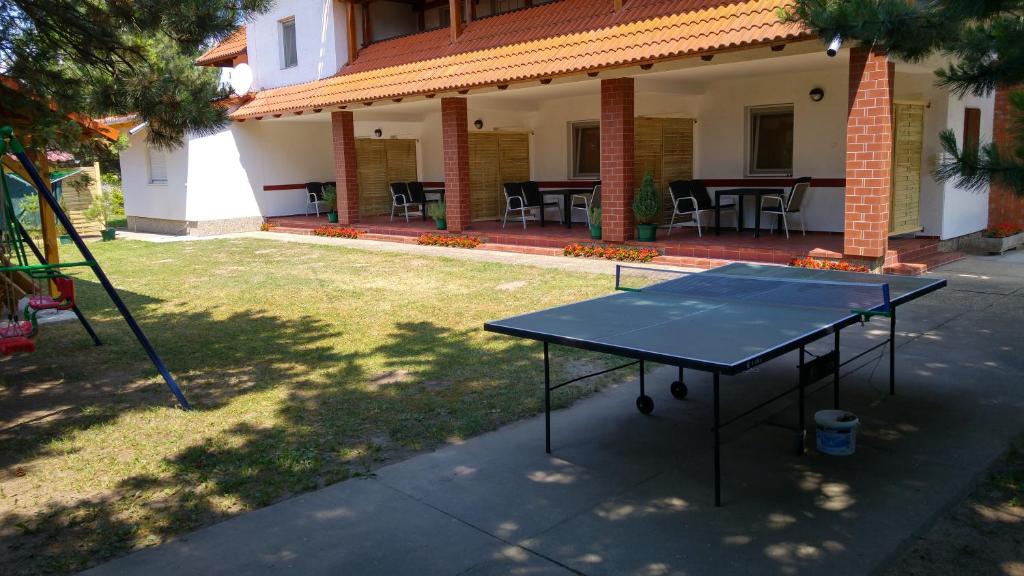 Stolný tenis v ubytovaní Vasti Apartman alebo v jeho okolí