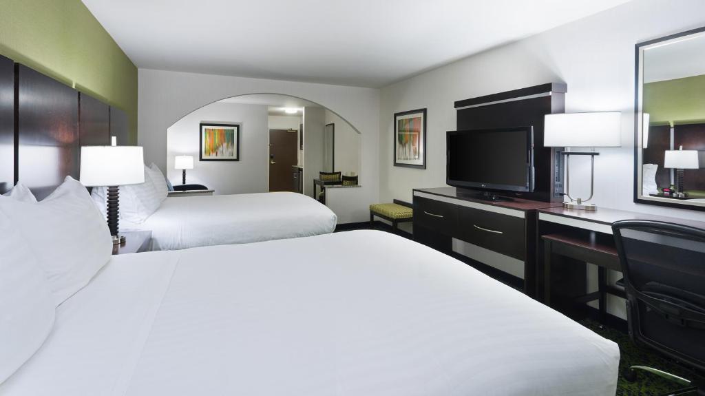 Postel nebo postele na pokoji v ubytování Holiday Inn Express and Suites Stroudsburg-Poconos by IHG