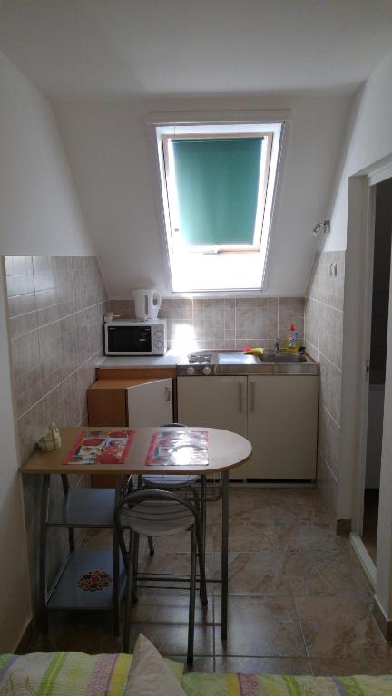 Kuchyňa alebo kuchynka v ubytovaní Vasti Apartman