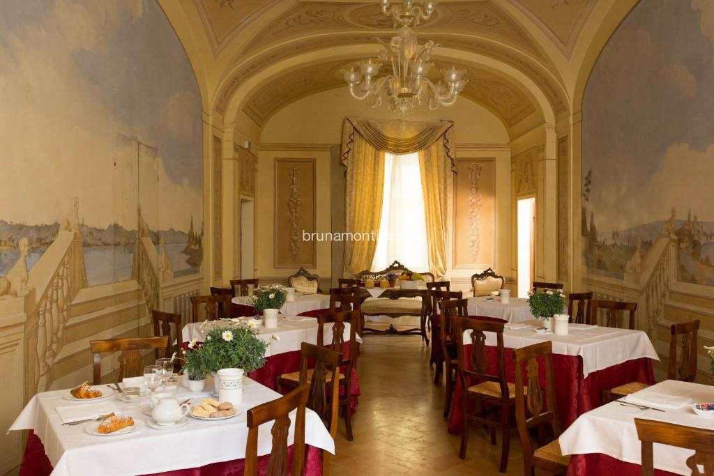 A restaurant or other place to eat at Hotel Palazzo Brunamonti
