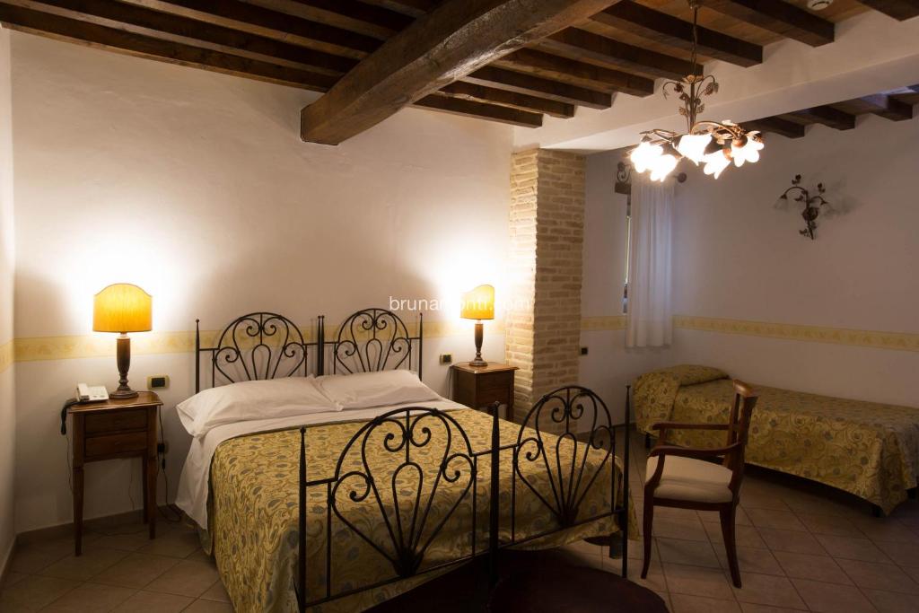 A bed or beds in a room at Hotel Palazzo Brunamonti