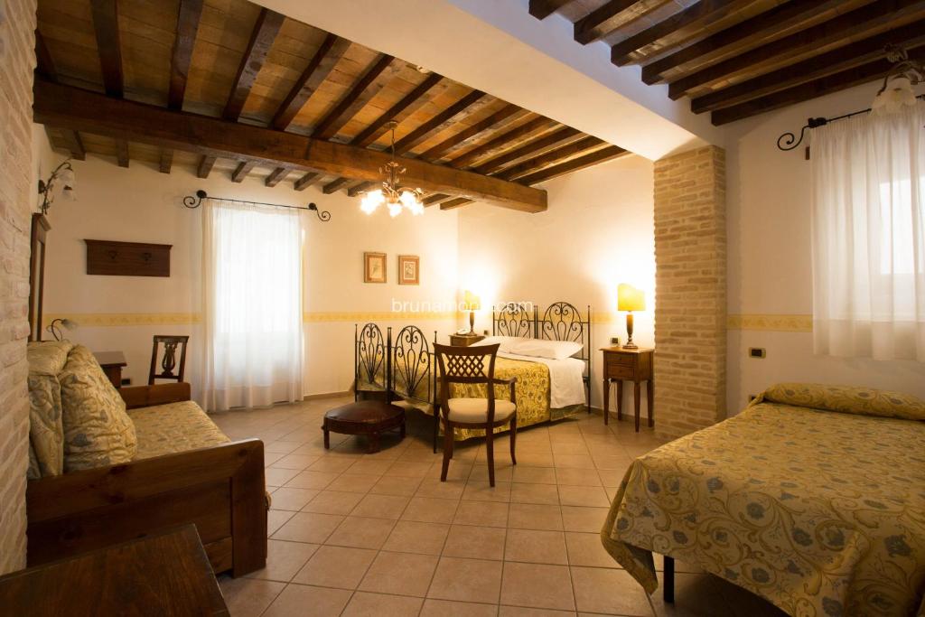 A bed or beds in a room at Hotel Palazzo Brunamonti