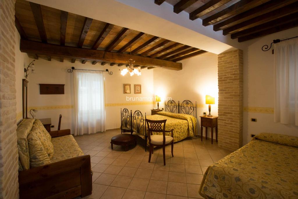 A bed or beds in a room at Hotel Palazzo Brunamonti
