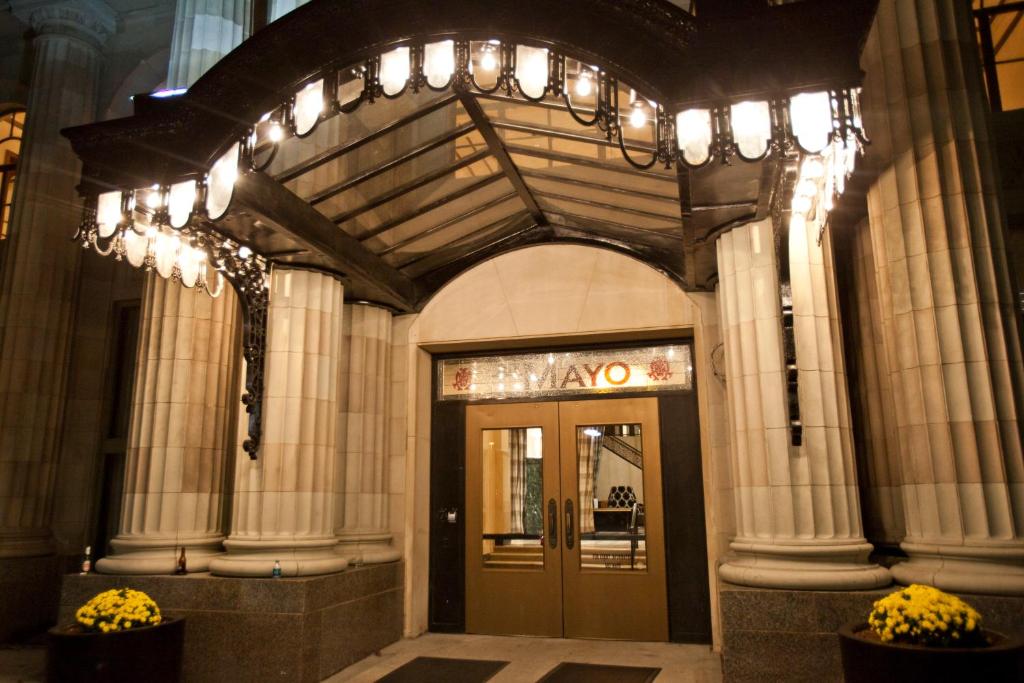 una hall di un edificio con una porta con luci di The Mayo Hotel a Tulsa