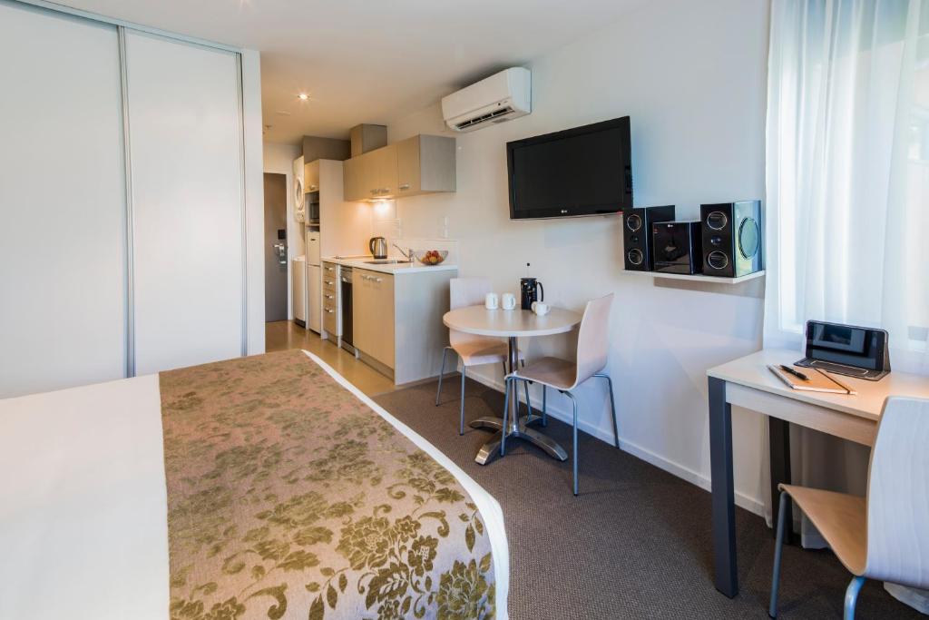 Televiisor ja/või meelelahutuskeskus majutusasutuses Quest Albany Serviced Apartments
