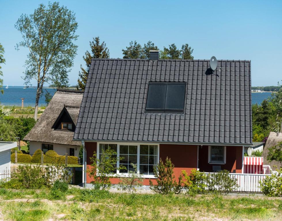 FreestにあるHaus Hafeneckeの灰色の屋根の赤い家