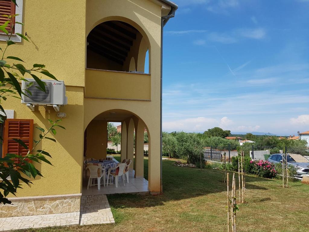 O grădină în afara Apartment Barba
