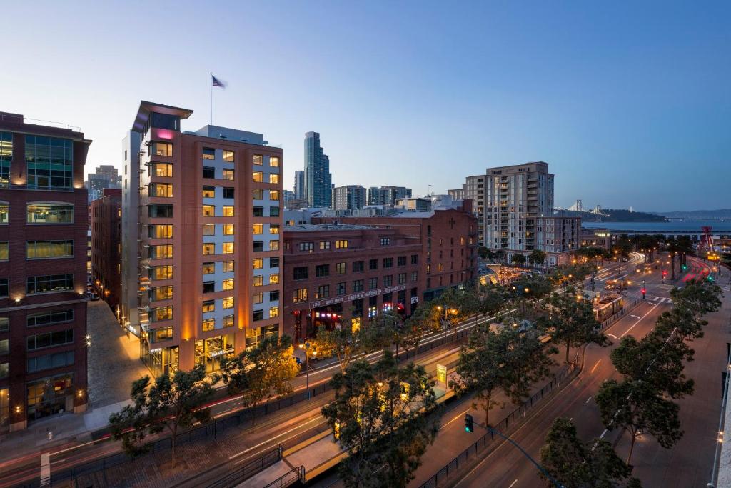 - une vue sur une ville avec des bâtiments et une rue dans l'établissement Hotel Via, à San Francisco