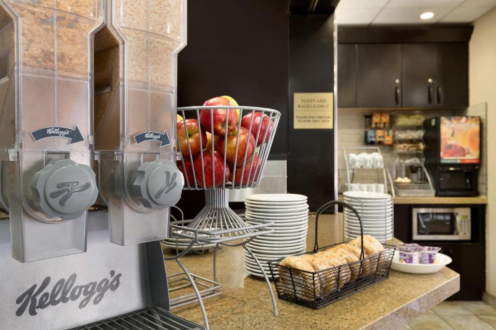 Super 8 by Wyndham Calgary Shawnessy Area - Resim 18