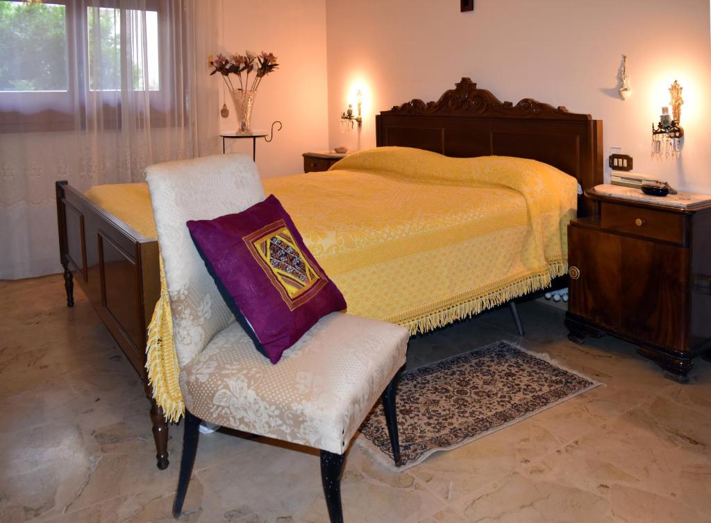 a bedroom with a bed and a chair at Bed & Breakfast Alice in Valderice