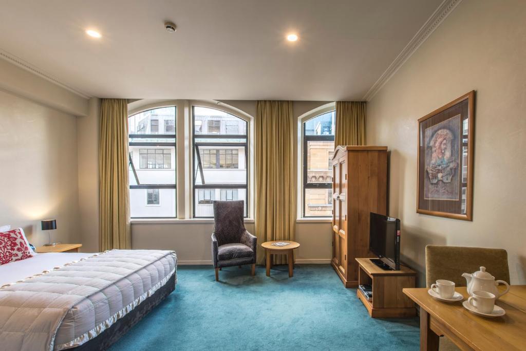 um quarto de hotel com uma cama e uma televisão em Quest Wellington Serviced Apartments em Wellington