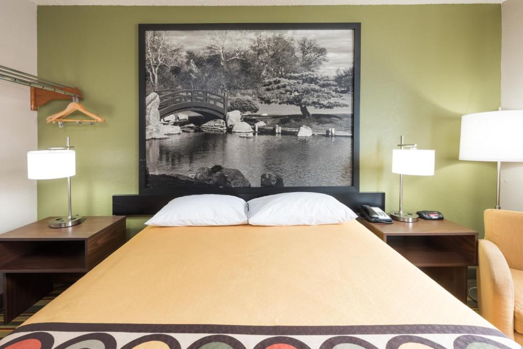 Super 8 by Wyndham Bloomington Normal - Quarto Queen - Não Fumador