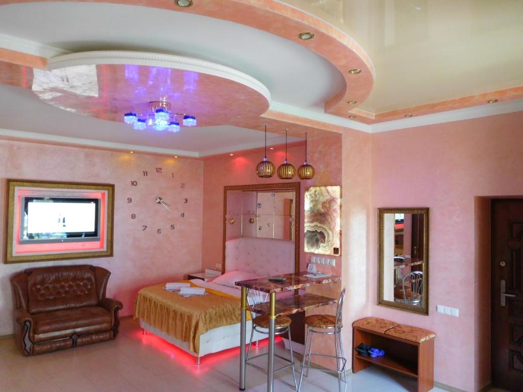 - une chambre avec un lit, une table et une chaise dans l'établissement ApartHotel Dom, à Odessa
