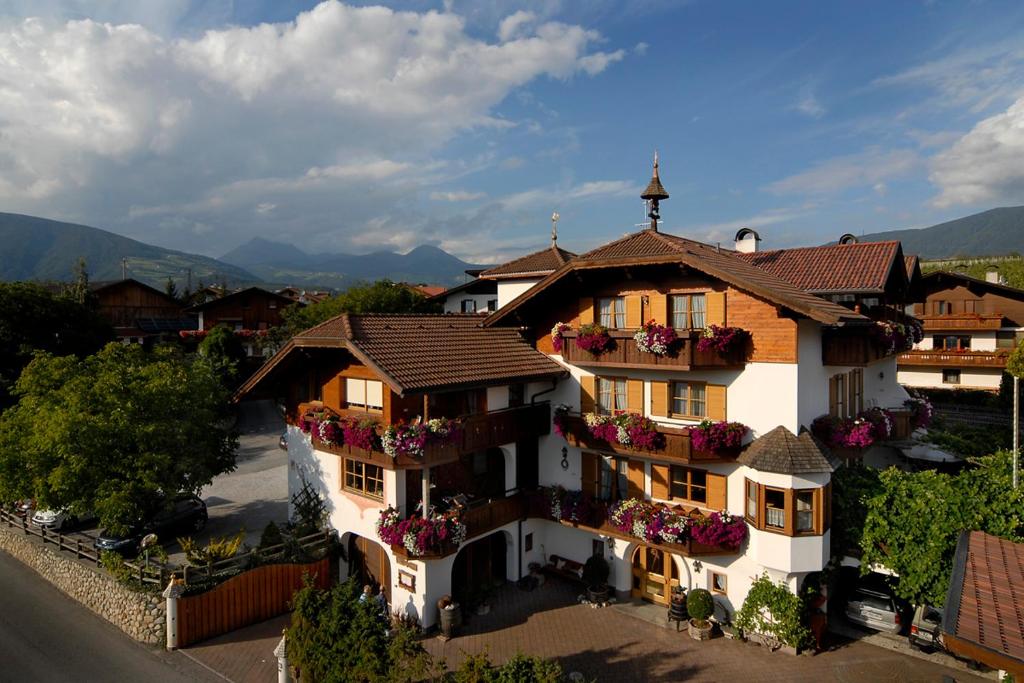 un gran edificio con flores. en Häuslerhof en Naz-Sciaves