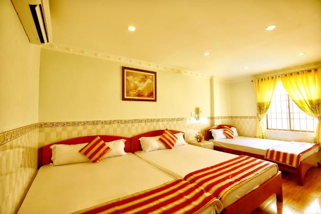เตียงในห้องที่ Hoang Linh Hotel