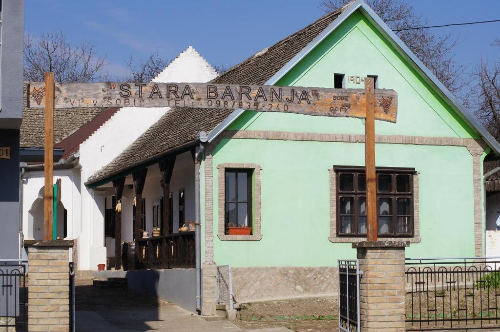 ein Straßenschild vor einem Gebäude in der Unterkunft Guest House Stara Baranja in Kneževi Vinogradi