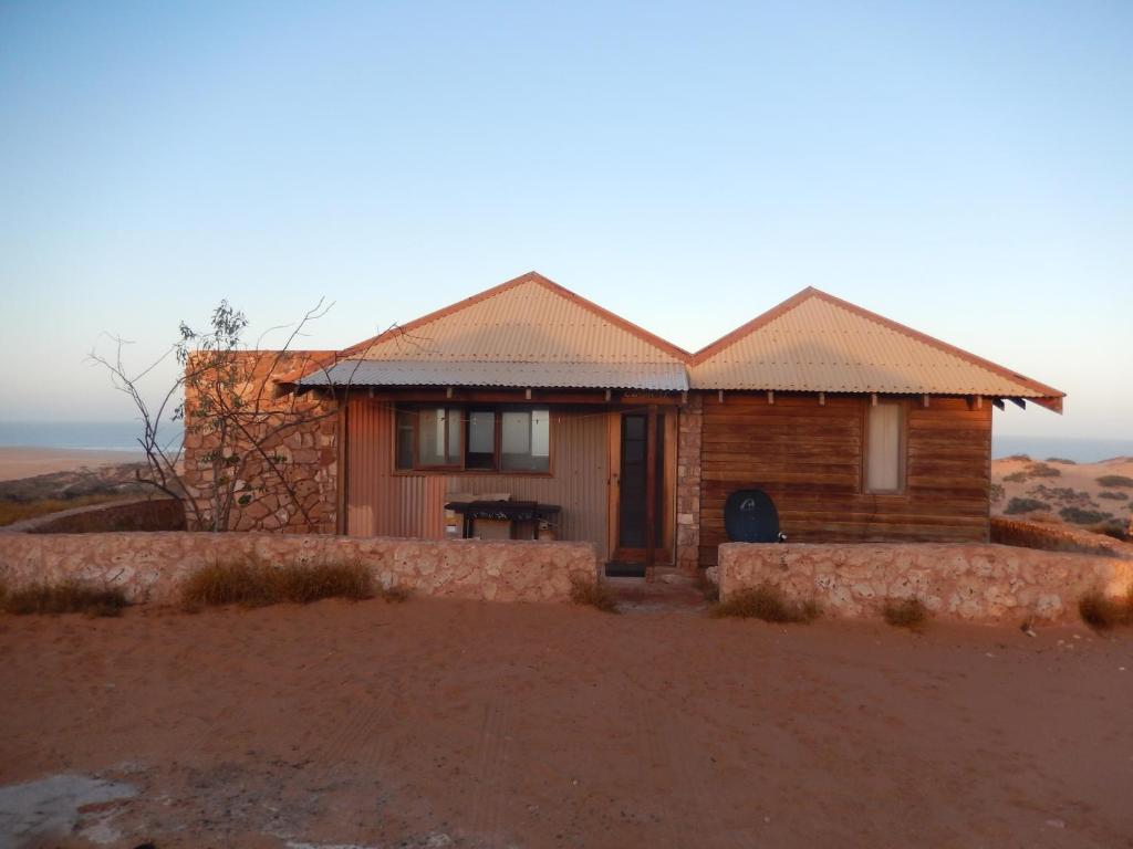 a house in the middle of the desert at Gnaraloo Station - Homestead in Carnarvon